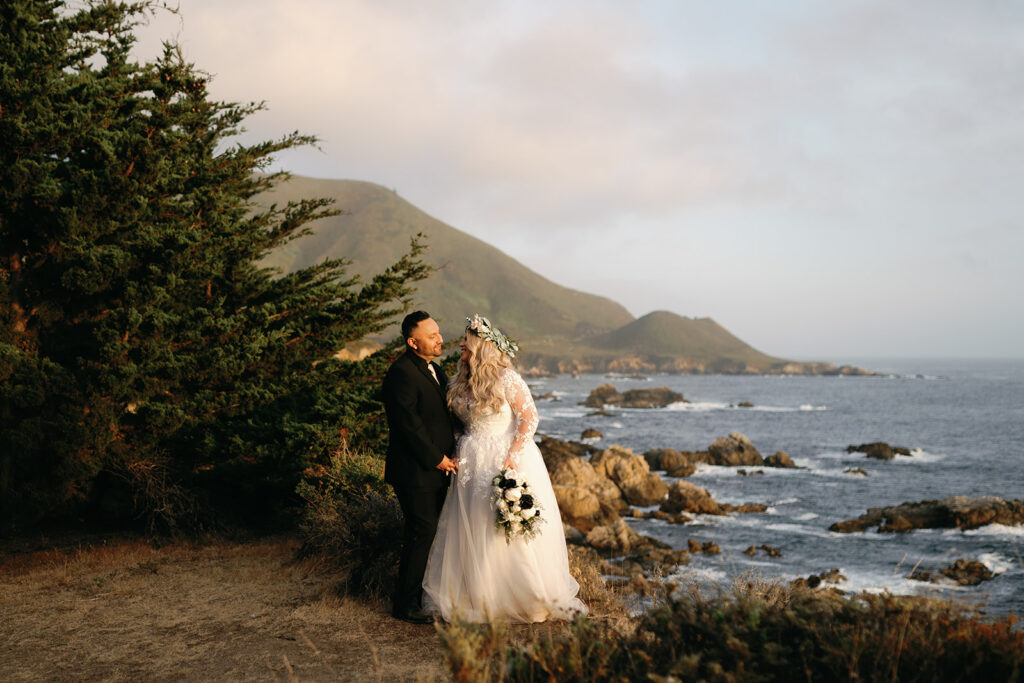 Wedding couple along the big sur cliffs
